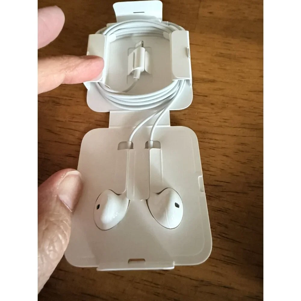 Apple Wired EarPods With Lightning Connector For iPhone & iPad - OEM New